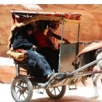 In een wagen in Petra